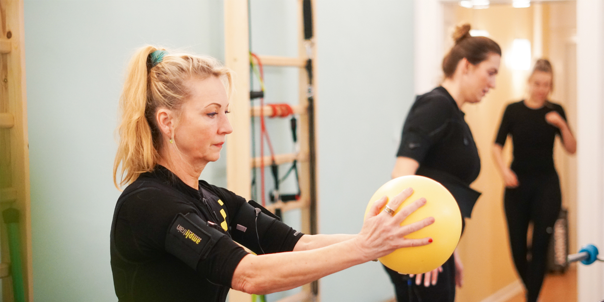 Frau mit Ball beim EMS Training